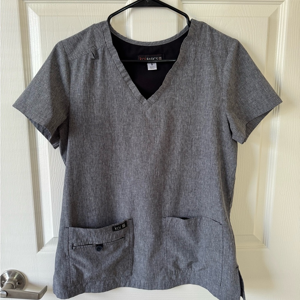 Koi basic scrub top